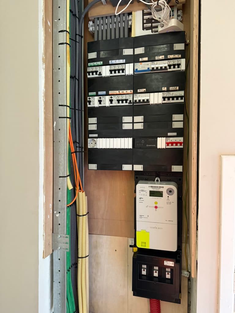 Ahmet van Ozvolt Elektrotechniek aan het werk